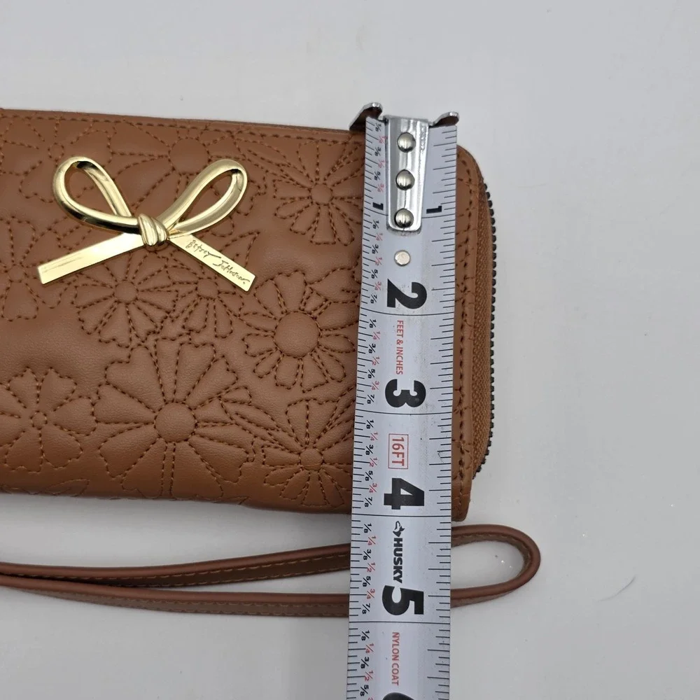 Betsey Johnson Kara Embossed Hearts Zip Wallet Wristlet - Brown With Gold‎